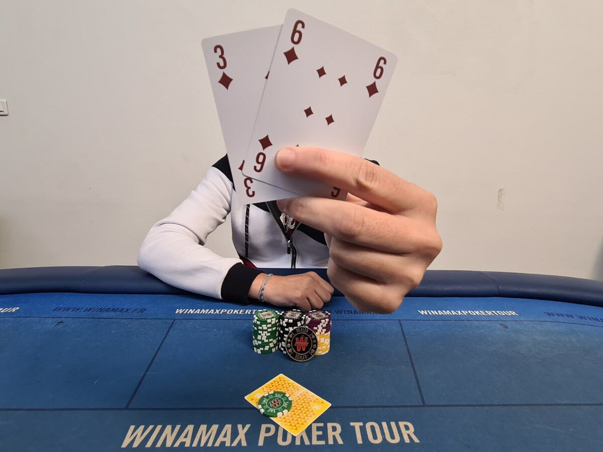 Joueurs professionnels jouant au poker en ligne